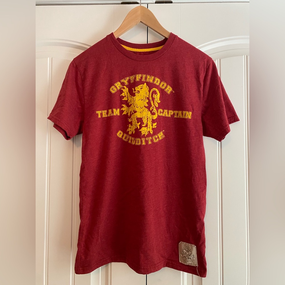 Harry Potter Wizarding World Gryffindor Quidditch Team Captain T Shirt Sz S Red‎